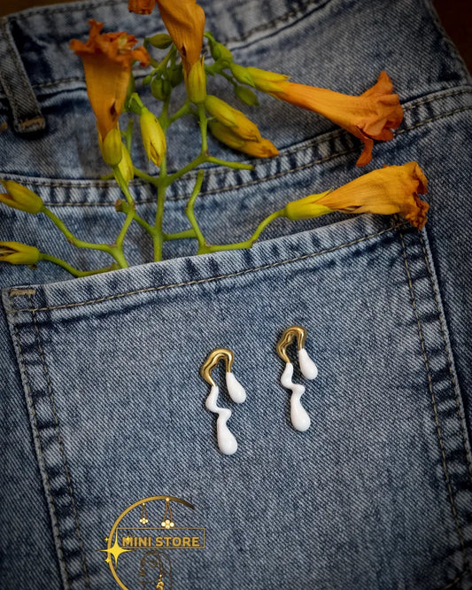 Elegant earrings in two colours, perfect for adding a touch of sophistication to any outfit