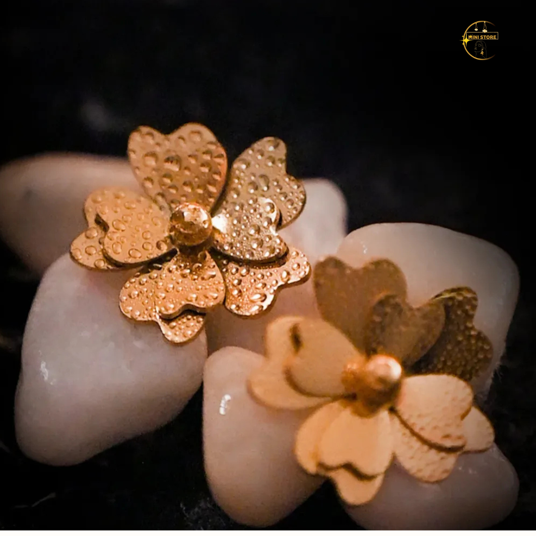 Golden flower earrings: elegant design, perfect for adding a touch of nature-inspired beauty to any outfit.