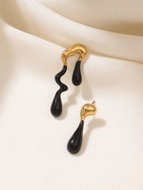 Elegant earrings in two colours, perfect for adding a touch of sophistication to any outfit.