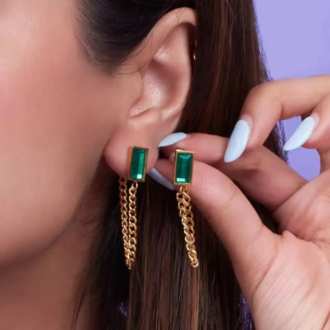 The gold chain and green stones are the perfect combo